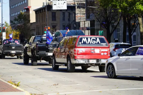 Madison, Wisconsin / ABD - 1 Kasım 2020: Başkan Donald Trump ve mavi hayatlar önemli destekçiler toplandı ve Madison 'da bir konvoy dolusu araçla meclis binasına hücum ettiler.