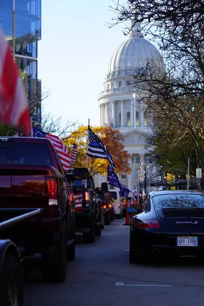 Madison, Wisconsin / ABD - 1 Kasım 2020: Başkan Donald Trump ve mavi hayatlar önemli destekçiler toplandı ve Madison 'da bir konvoy dolusu araçla meclis binasına hücum ettiler.