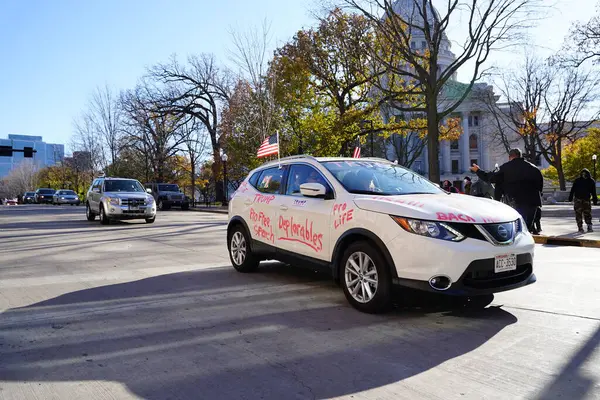 Madison, Wisconsin / ABD - 1 Kasım 2020: Başkan Donald Trump ve mavi hayatlar önemli destekçiler toplandı ve Madison 'da bir konvoy dolusu araçla meclis binasına hücum ettiler.