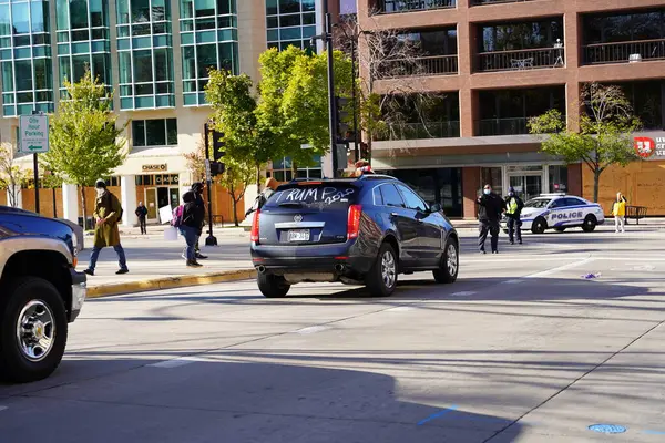 Madison, Wisconsin / ABD - 1 Kasım 2020: Başkan Donald Trump ve mavi hayatlar önemli destekçiler toplandı ve Madison 'da bir konvoy dolusu araçla meclis binasına hücum ettiler.