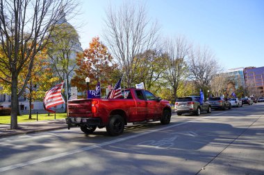 Madison, Wisconsin / ABD - 1 Kasım 2020: Başkan Donald Trump ve mavi hayatlar önemli destekçiler toplandı ve Madison 'da bir konvoy dolusu araçla meclis binasına hücum ettiler.