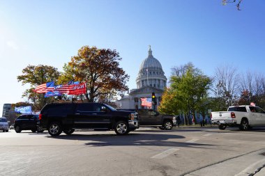 Madison, Wisconsin / ABD - 1 Kasım 2020: Başkan Donald Trump ve mavi hayatlar önemli destekçiler toplandı ve Madison 'da bir konvoy dolusu araçla meclis binasına hücum ettiler.