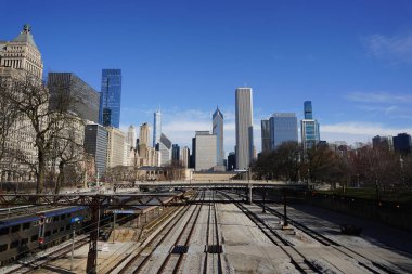 Chicago, Illinois ABD - 16 Mart 2024: Chicago şehir merkezi yakınlarındaki Metra tren istasyonu.