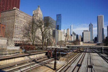 Chicago, Illinois ABD - 16 Mart 2024: Chicago şehir merkezi yakınlarındaki Metra tren istasyonu.