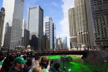 Chicago, Illinois ABD - 16 Mart 2024: St. Patrick renk ve kostüm giymiş izleyiciler Chicago Nehri 'nin yeşil renk boyamasını izledi.