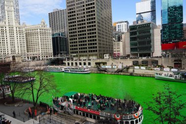 Chicago, Illinois ABD - 16 Mart 2024: Seyirciler su boyama sırasında Chicago Nehri üzerinde tekne turlarına çıktılar.
