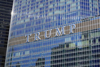 Chicago, Illinois ABD - 16 Mart 2024 Trump Tower 'ın yanında Trump ismi.