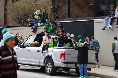 Chicago, Illinois ABD - 16 Mart 2024: St. Patrick renk ve kostüm giymiş izleyiciler durdu ve Chicago Nehri 'nin Trump binasının önünde duran yeşil renkli boyayı izledi