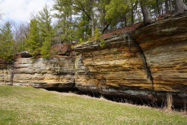 Rockbridge, Wisconsin doğa parkında bir uçurumun kenarında kaya oluşumu..