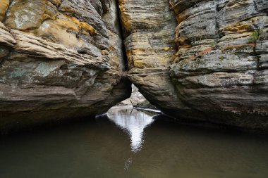 Rockbridge, Wisconsin doğa parkında bir uçurumun kenarında kaya oluşumu..