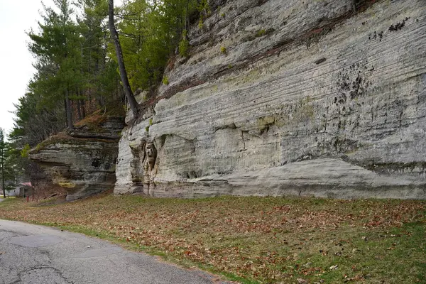 Rockbridge, Wisconsin doğa parkında bir uçurumun kenarında kaya oluşumu..