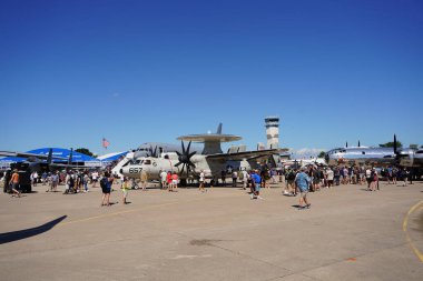Oshkosh, Wisconsin ABD - 30 Temmuz 2022: Birçok kişi EAA Airventure Oshkosh 'da Amerikan askeri uçaklarını görmek için toplandı.