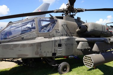 Oshkosh, Wisconsin ABD - 30 Temmuz 2022: Boeing AH-64 Apache saldırı helikopteri EAA 'da izleyicilerin görmesi için sergilendi.