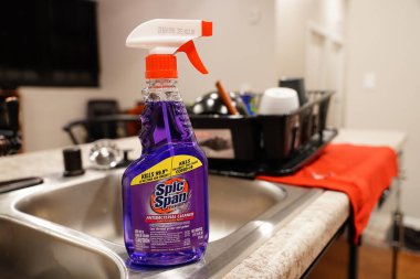 Fond du Lac, Wisconsin USA - 6 Nisan 2024: Mor bir şişe Lavender S ve Span COVID antibakteriyel temizleyici mutfak tezgahında oturuyor.