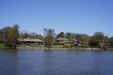 Rockford, Illinois ABD - 18 Nisan 2023: Güzel lüks evler Rock River boyunca oturur.