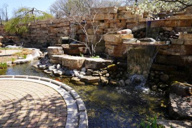 İnsanoğlunun Çeşmesi botanik bahçesi ve konservatuarın arkasında lagün yaptı..