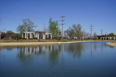 Botanik bahçesi ve konservatuarın arkasındaki göl..