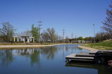 Botanik bahçesi ve konservatuarın arkasındaki göl..
