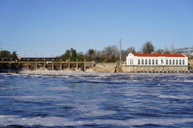 Wisconsin Dells, Wisconsin ABD - 18 Nisan 2023: Hidroelektrik santrali Kilbourn Barajı çevredeki halka güç sağlıyor.