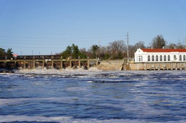Wisconsin Dells, Wisconsin ABD - 18 Nisan 2023: Hidroelektrik santrali Kilbourn Barajı çevredeki halka güç sağlıyor.