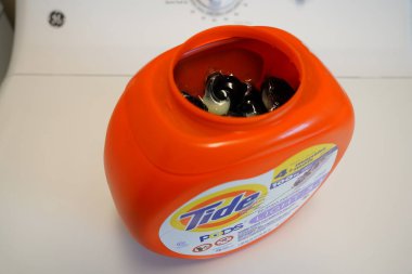 Fond du Lac, Wisconsin USA - 11 Nisan 2024: Çocuk kilidi etiketli Tide Pods çamaşır deterjanı konteynırı.