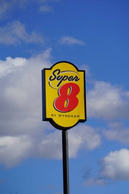 Tomah, Wisconsin USA - 13 Nisan 2024 Wyndham Oteli 'nin yanındaki otel binasının yanındaki tabela.