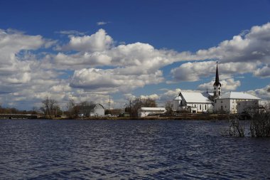 Mauston, Wisconsin ABD - 13 Nisan 2024: Decorah Gölü 'nden Mauston, Wisconsin manzarası.