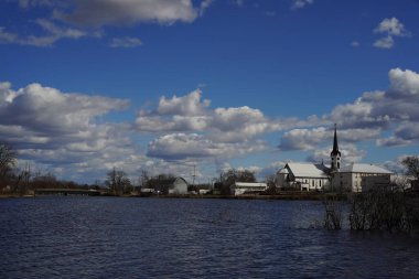 Mauston, Wisconsin ABD - 13 Nisan 2024: Decorah Gölü 'nden Mauston, Wisconsin manzarası.