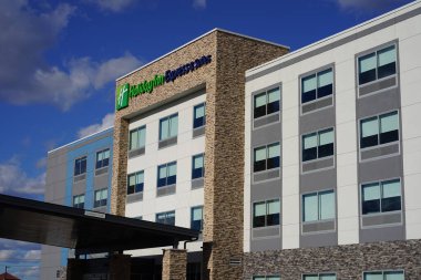 Tomah, Wisconsin ABD - 13 Nisan 2024: Holiday Inn Express ve Suites Hotel Binası.