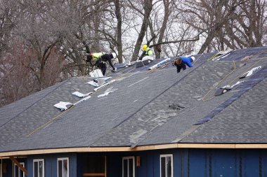Mauston, Wisconsin ABD - 12 Nisan 2024: Erkekler bir binaya el işçiliği yapıyorlar