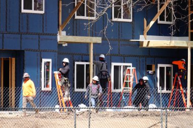 Mauston, Wisconsin ABD - 12 Nisan 2024: Erkekler bir binaya el işçiliği yapıyorlar