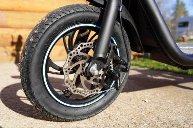 Yeni Lizbon, Wisconsin ABD - 13 Nisan 2024: Elektrikli scooter motorunda tekerlek freni ve elektrikli motor montajı.