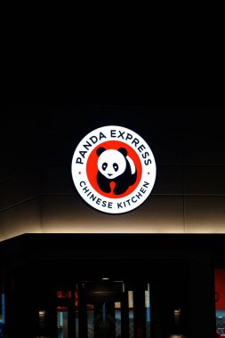 Oshkosh, Wisconsin ABD - 14 Nisan 2024: Panda Ekspres logosu restoran binasının yanında gece parlıyor.