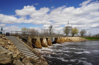 Baharın başlarında Wisconsin nehrindeki baraj yolu taştan.
