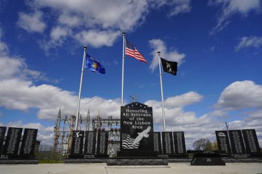 Yeni Lizbon, Wisconsin ABD - 4 Mayıs 2024: Ölen askerlerin anısına yapılan eski anıt alanı.