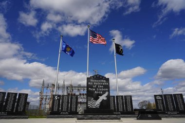 Yeni Lizbon, Wisconsin ABD - 4 Mayıs 2024: Ölen askerlerin anısına yapılan eski anıt alanı.