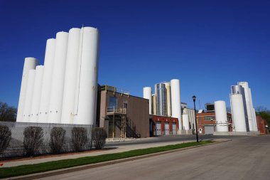 Fond du Lac, Wisconsin USA - 27 Nisan 2024: Bir gıda işleme fabrikasının dış cephesi.