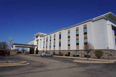 Fond du Lac, Wisconsin USA - 25 Nisan 2024: Tatilciler için otel binası