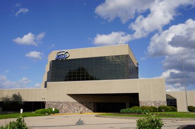 Oshkosh, Wisconsin ABD - 22 Mayıs 2024: Deneysel Uçaklar Birliği EAA binası ve Oshkosh, Wisconsin 'deki sergi müzesi.