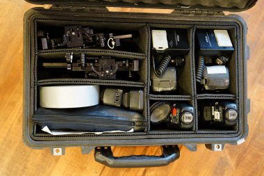 Fond du Lac, Wisconsin USA - 25 Mayıs 2024: Profesyonel kamera teçhizatı ahşap bir zeminde duruyor.