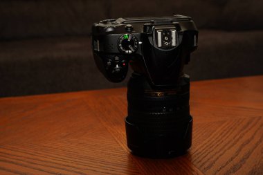 Fond du Lac, Wisconsin USA - 19 Mayıs 2024: Eski Nikon D3400 ASP-C sensör dijital kamerası kahve masasında oturuyor.