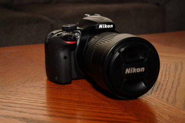 Fond du Lac, Wisconsin USA - 19 Mayıs 2024: Eski Nikon D3400 ASP-C sensör dijital kamerası kahve masasında oturuyor.