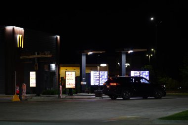 Fond du Lac, Wisconsin USA - 17 Mayıs 2024: Müşteriler gece boyunca McDonald 's' da kuyruğa girdiler.
