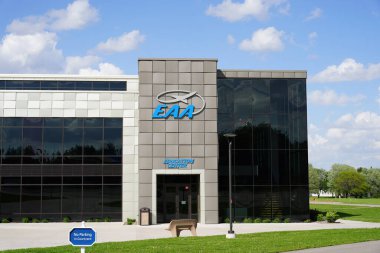 Oshkosh, Wisconsin ABD - 22 Mayıs 2024: Deneysel Uçaklar Birliği EAA binası ve Oshkosh, Wisconsin 'deki sergi müzesi.