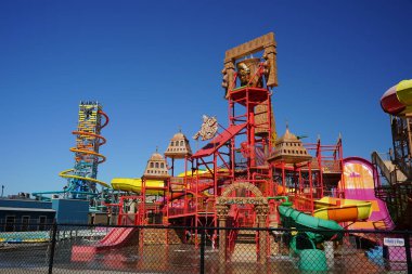 Wisconsin Dells, Wisconsin ABD - 25 Mayıs 2024: İkarus 'un Yükselişi Amerika' nın En Uzun Su Kaydırağı Anma Günü haftasonu Olimpos Dağı Su ve Tema Parkı 'nda başladı.