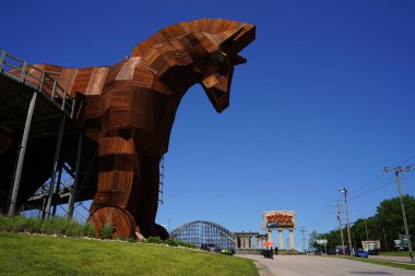 Wisconsin Dells, Wisconsin ABD - 25 Mayıs 2024: Tahta Truva Atı at yarışı pistinde. Olimpos.