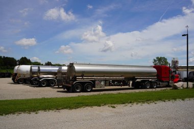 Fond du Lac, Wisconsin USA - 25 Nisan 2024: Kimyasal tanker römorku