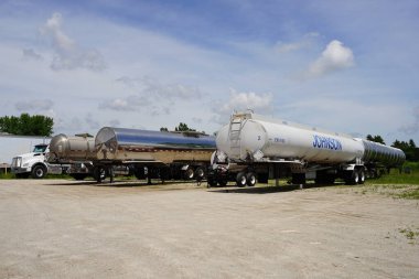 Fond du Lac, Wisconsin USA - 25 Nisan 2024: Kimyasal tanker römorku