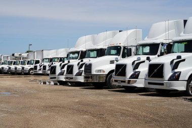 Fond du Lac, Wisconsin USA - 2 Haziran 2024: Beyaz yarı kamyonlar bir otoparkta birlikte park ettiler.