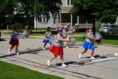 Appleton, Wisconsin, ABD - 8 Haziran 2024: Appleton, Wisconsin 'deki Bayrak Günü Geçidi katılımcıları 